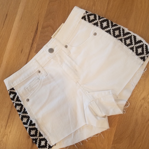 Universal‎ Thread High- Rise White Shorts - Picture 2 of 4